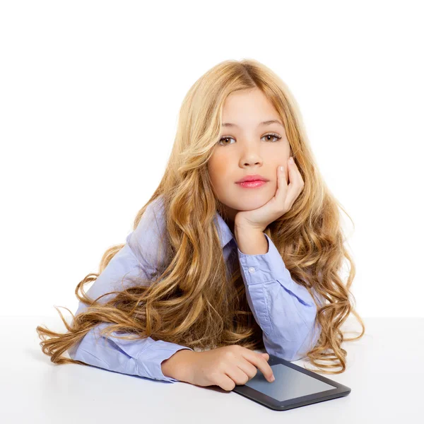 Blonďatá studentské kid s ebook tablet pc portrét v recepci — Stock fotografie
