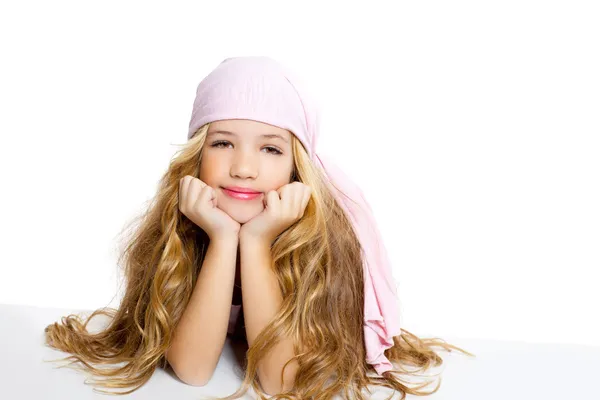 Gyerek lány kalóz zsebkendőt gyönyörű álló — Stock Fotó