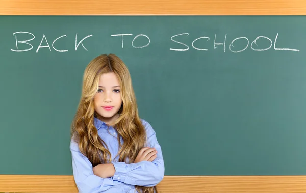 Menina estudante criança no quadro negro escola verde — Fotografia de Stock