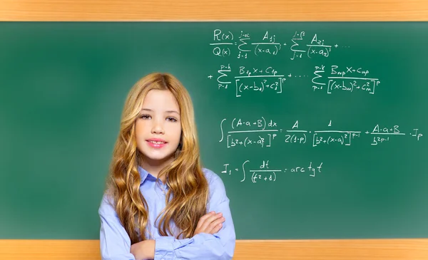 Niño inteligente estudiante chica con difícil matemática fórmula — Foto de Stock