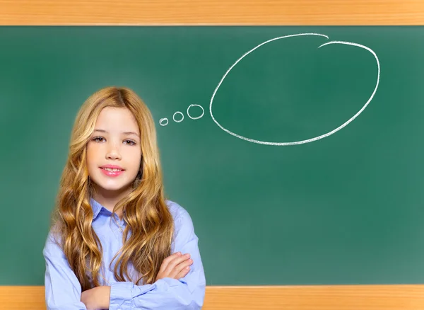 Ragazzo studente ragazza sulla lavagna scuola verde — Foto Stock