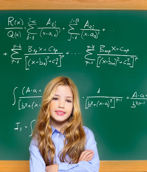 Miúdo menina estudante inteligente com fórmula matemática difícil — Fotografia de Stock