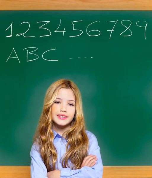 Gyerek diák lány a zöld iskola blackboard — Stock Fotó