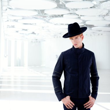 uzak Batı modern moda erkek şapka ile siyah