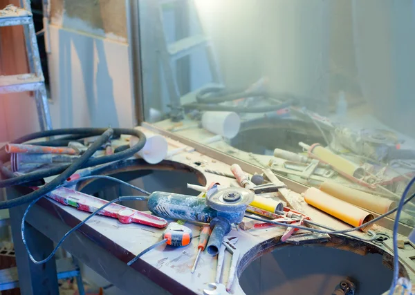 Mejora del hogar desordenado desorden con herramientas de polvo —  Fotos de Stock