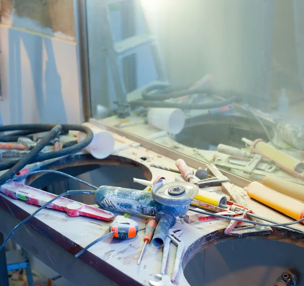 Mejora del hogar desordenado desorden con herramientas de polvo — Foto de Stock