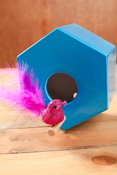 Pták v modré hnízdo dům polygonálního tvaru — Stock fotografie