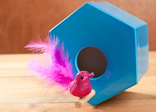 Птица в голубом гнезде многоугольной формы — стоковое фото