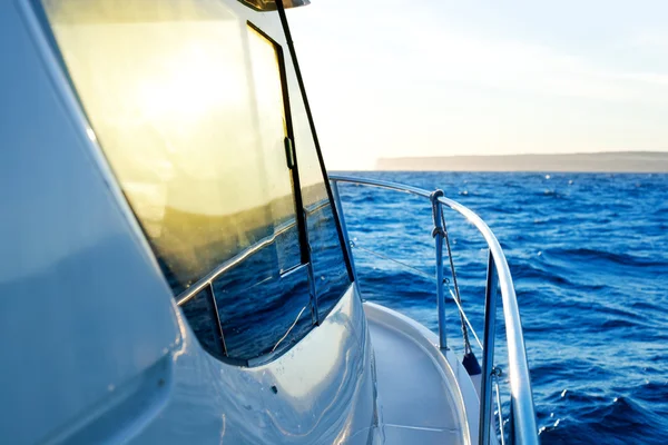 Blauwe gouden zonsopgang zeilen aan boot-kant — Stockfoto