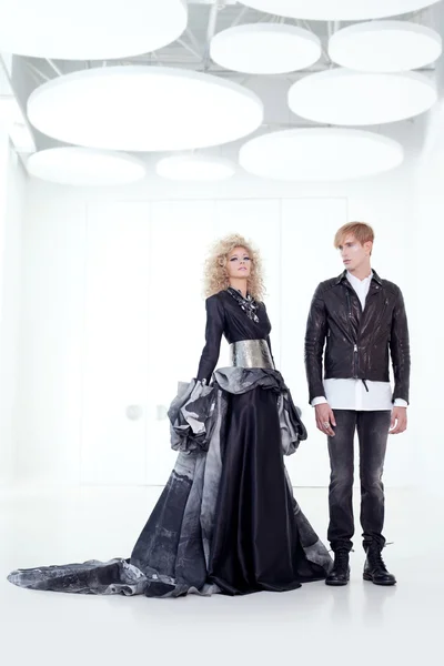 Pár futuristické retro černá haute couture — Stock fotografie