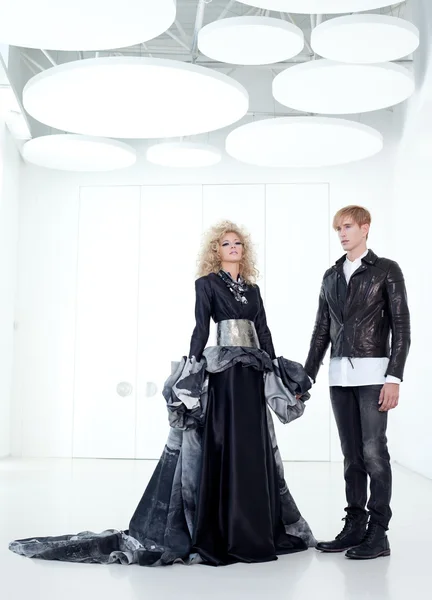 Zwarte haute couture retro futurist paar — Stockfoto