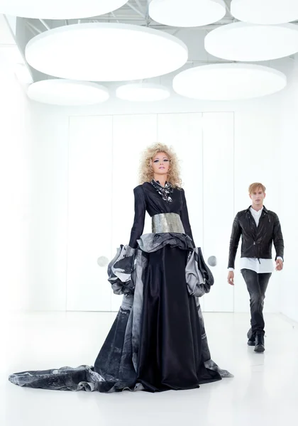 Svart haute couture retro futuristiska par — Stockfoto