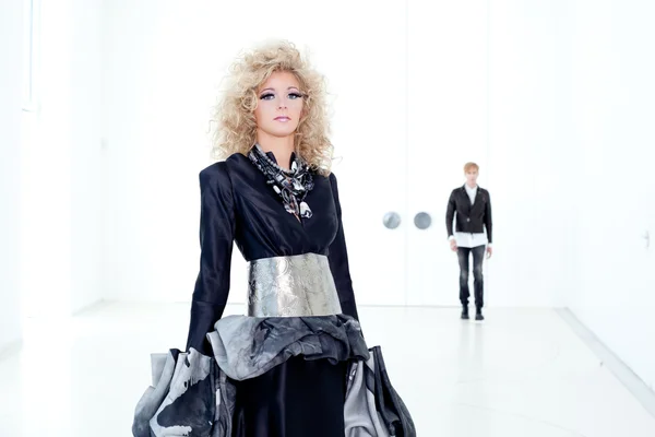 Pár futuristické retro černá haute couture — Stock fotografie