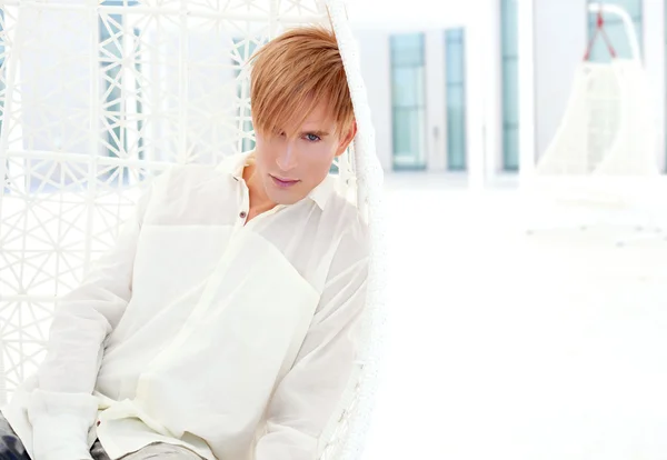 Portrait d'homme blond moderne en terrasse d'été — Photo