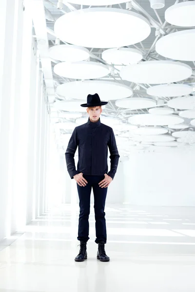 Preto distante oeste moderno homem de moda com chapéu — Fotografia de Stock