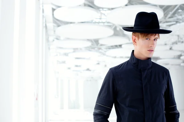 Czarny daleko na zachód, nowoczesne moda mężczyzna z kapeluszem — Zdjęcie stockowe