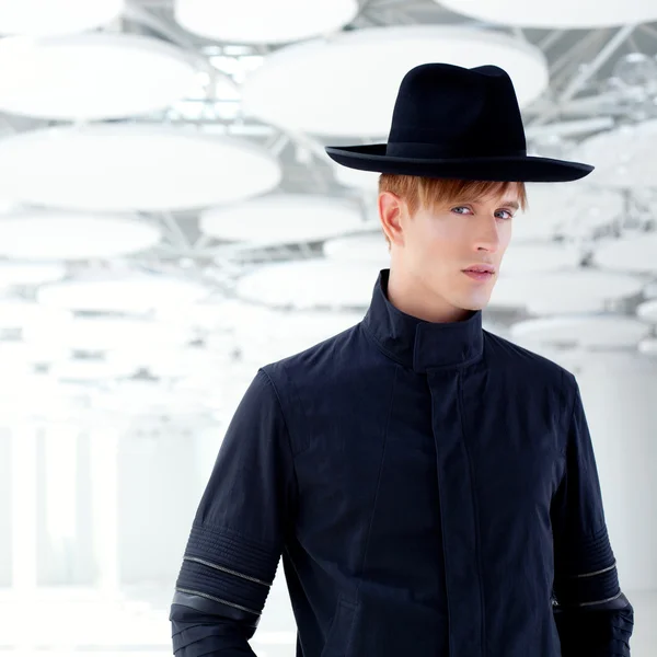 Schwarzer, moderner Modemann mit Hut — Stockfoto