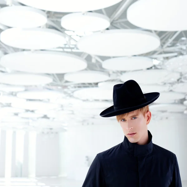 Svart långt västerut modern mode man med hatt — Stockfoto