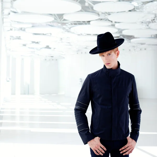 Preto distante oeste moderno homem de moda com chapéu — Fotografia de Stock