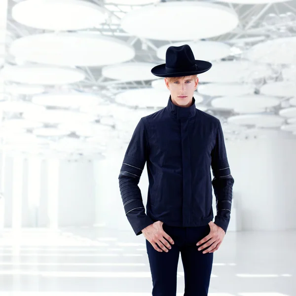Uzak Batı modern moda erkek şapka ile siyah — Stok fotoğraf
