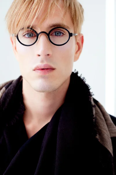 Blonďatá moderní studentská muž s brýlemi blbeček — Stock fotografie