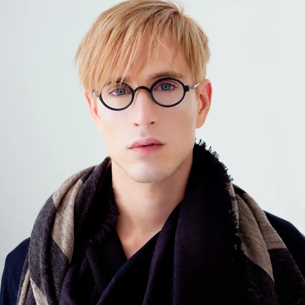 Homme étudiant blond moderne avec des lunettes nerd — Photo