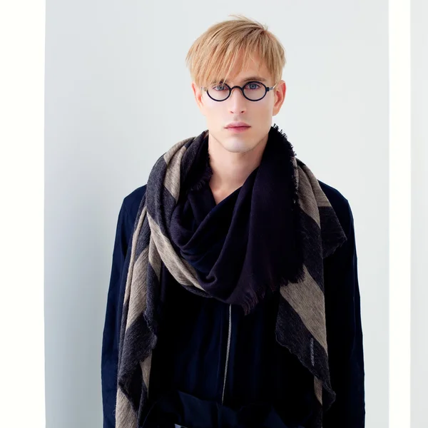 Homem estudante moderno loiro com óculos nerd — Fotografia de Stock