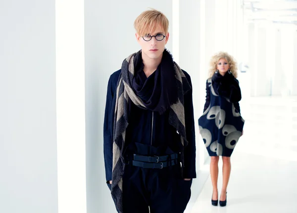 패션 여자와 고전적인 현대 학생 남자 — 스톡 사진