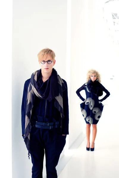 Clássico homem estudante moderno com mulher de moda — Fotografia de Stock