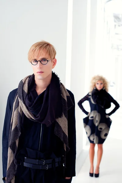 Klasik modern öğrenci adamla kadın moda — Stok fotoğraf