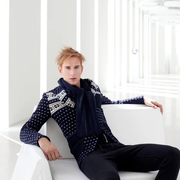 Moderne blond mâle futuriste science-fiction assis — Photo