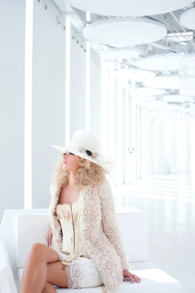 Blond mode kvinna med sjuttonhundratalet korsett — Stockfoto