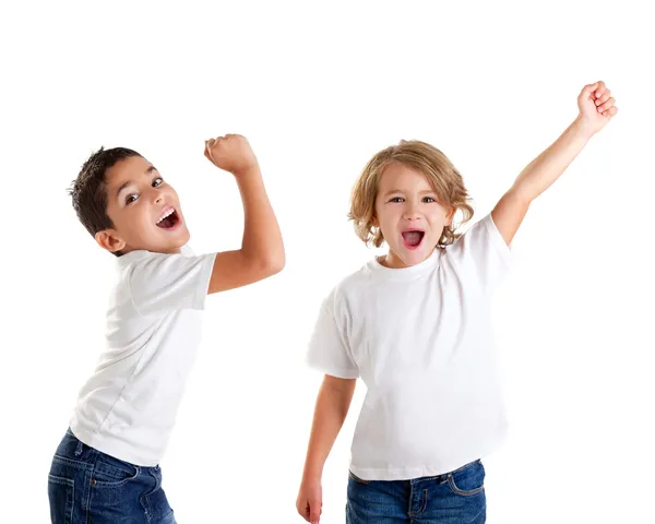 Ενθουσιασμένος παιδιά παιδιά ευτυχισμένη ουρλιάζοντας και νικητής χειρονομία ρητή — Φωτογραφία Αρχείου