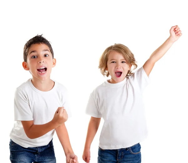 Izgatott gyerekek gyerekek boldog sikoltozik és a győztes a gesztus — Stock Fotó