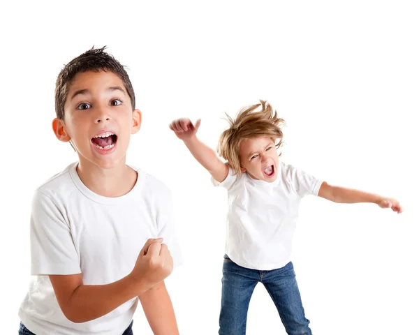 Ενθουσιασμένος παιδιά παιδιά ευτυχισμένη ουρλιάζοντας και νικητής χειρονομία — Φωτογραφία Αρχείου