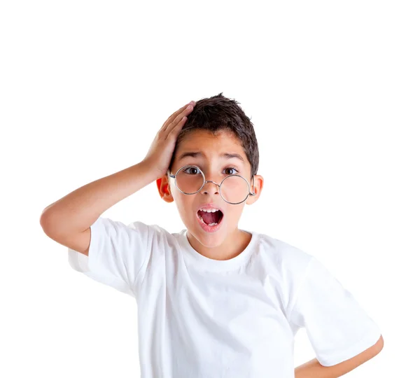 Barn nörd kid med glasögon och dumt uttryck — Stockfoto