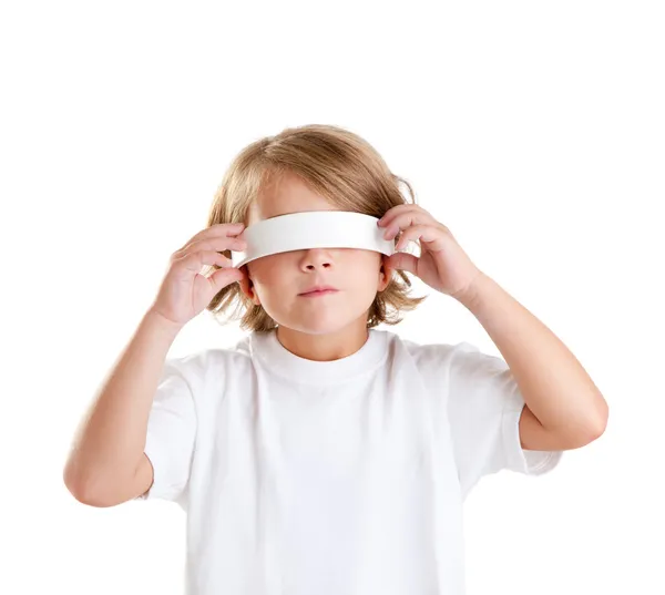Izole blindfolded çocuk sarışın çocuk portresi — Stok fotoğraf