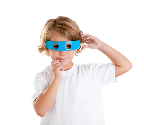 Дитяча дитина з футуристичними смішними блакитними окулярами щаслива — стокове фото