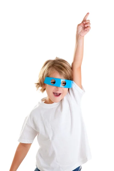 Дети в футуристических смешных голубых очках счастливы — стоковое фото