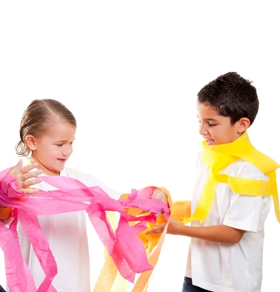 Zwei Kinder feiern mit buntem Papierband — Stockfoto
