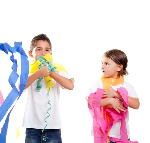 Dos niños niños en fiesta con cinta de papel de colores —  Fotos de Stock