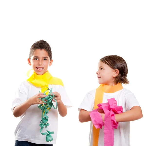 Двое детей на вечеринке с цветной бумажной лентой — стоковое фото