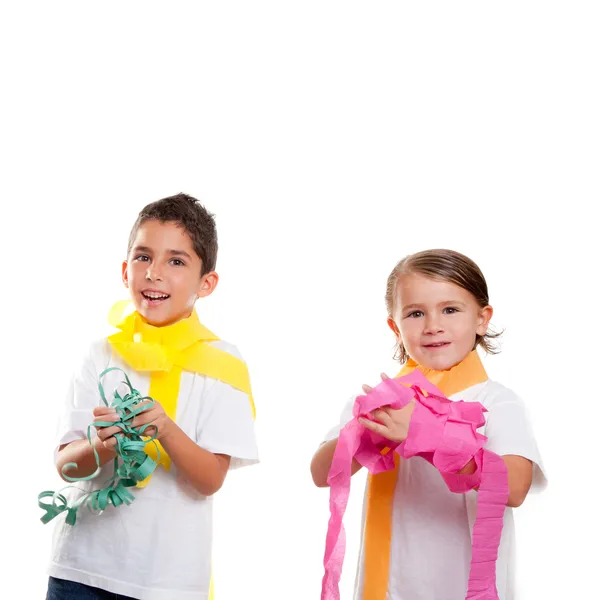Dos niños niños en fiesta con cinta de papel de colores — Foto de Stock