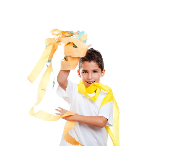 Barn barn i ett parti med stökigt färgglada papper — Stockfoto