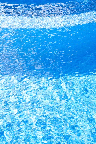 Tuiles bleues piscine eau ondulation texture — Photo