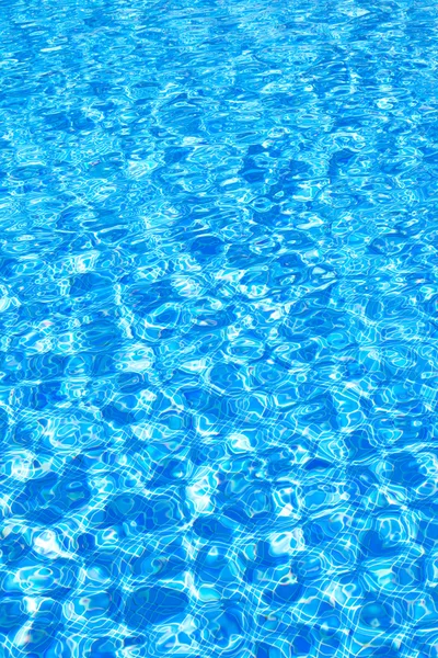 Azulejos azules piscina agua ondulación textura — Foto de Stock