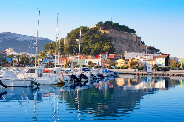Denia středomořské přístavní vesnice s hradem — Stock fotografie