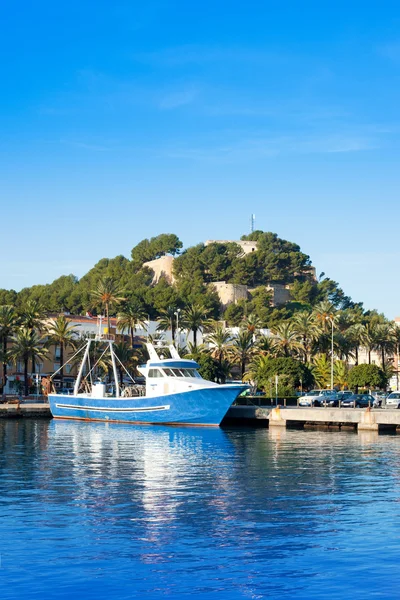 Denia village portuaire méditerranéen avec château — Photo