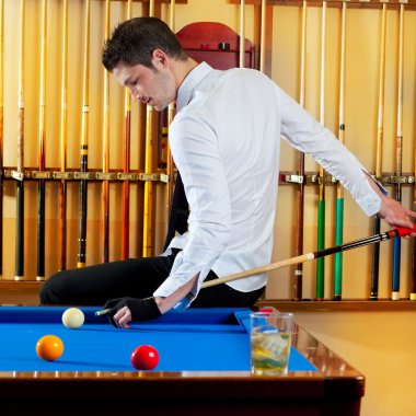 Bilardo şampiyonu yakışıklı adam Cue ile oynama