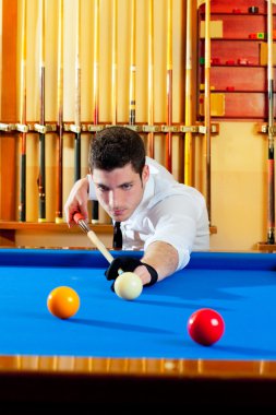 Bilardo şampiyonu yakışıklı adam Cue ile oynama